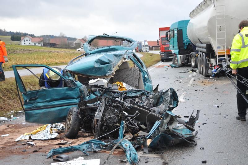 Horror-Unfall auf der B 299: Ein Rentner rast beim Überholen frontal in einen entgegenkommenden Sattelschlepper. Der 70-jährige Fahrer starb noch am Unfallort.
