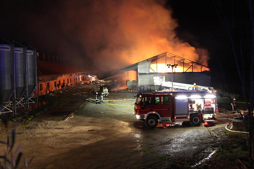 Spektakuläre Bilder: In Gangkofen (Landkreis Rottal-Inn) ist eine Lagerhalle durch ein Feuer vollständig zerstört worden. Die Feuerwehr kämpfte gegen die Flammen.