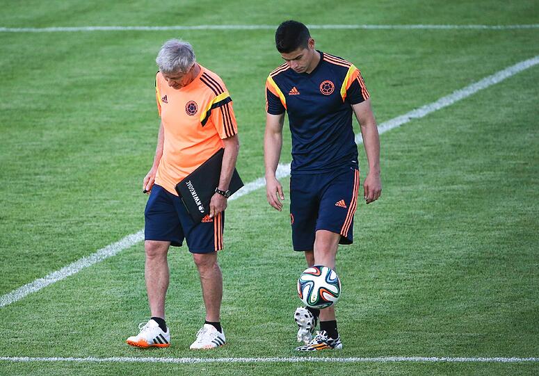 Kolumbien-Trainer Jose Pekerman (l.) mit James Rodriguez.