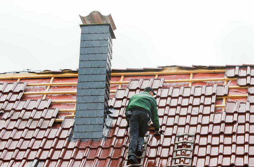 Der Unbekannte wollte an den Schindeln des Rentners einen Schaden bemerkt haben. Für 15 Euro wollte er diesen schnell beheben. (Symbolbild)
