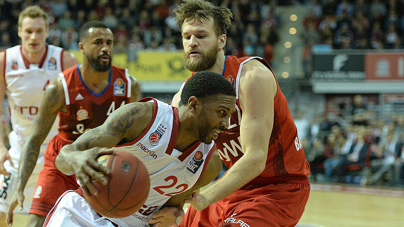 Danilo Barthel (r) vom FC Bayern und der Bamberger Jerel McNeal kämpfen um den Ball.