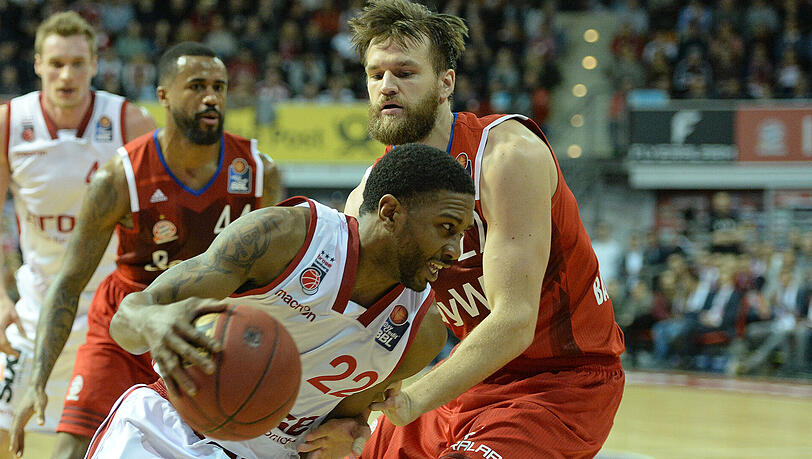 Danilo Barthel (r) vom FC Bayern und der Bamberger Jerel McNeal kämpfen um den Ball. Danilo Barthel (r) vom FC Bayern und der Bamberger Jerel McNeal kämpfen um den Ball.