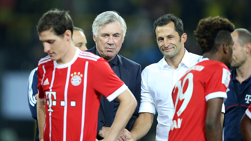 Übernimmt Verantwortung und Führung: Sebastian Rudy. Hier bei der Siegerehrung nach dem Supercup gegen Borussia Dortmund vor Trainer Carlo Ancelotti und Hasan Salihamidzic.