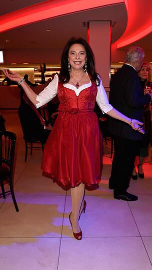 Shooting im Foyer: Uschi Dämmrich von Luttitz.