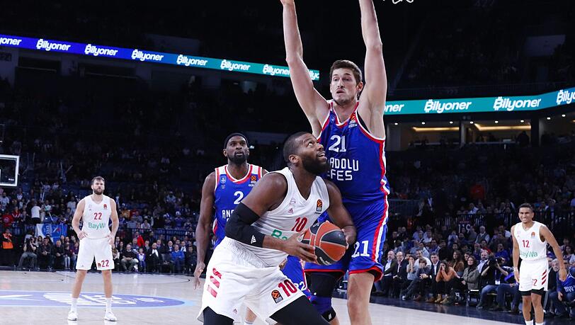Auch für ihn eine zu hohe Hürde: Bayerns Greg Monroe (l.) im Duell mit Istanbuls Tibor Pleiß. Auch für ihn eine zu hohe Hürde: Bayerns Greg Monroe (l.) im Duell mit Istanbuls Tibor Pleiß.