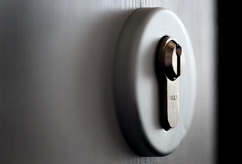 Ein lauter Krach an der Tür weckte den 38-Jährigen auf. (Symbolbild)