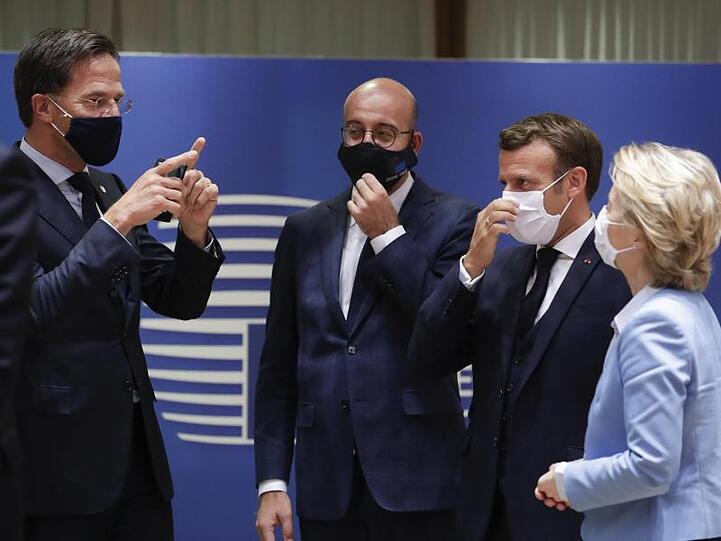Die EU-Staaten hatten sich erst vorige Woche im Kampf gegen die Corona-Wirtschaftskrise auf das größte Haushalts- und Finanzpaket ihrer Geschichte geeinigt. Nun werden harte Verhandlungen im Parlament erwartet.