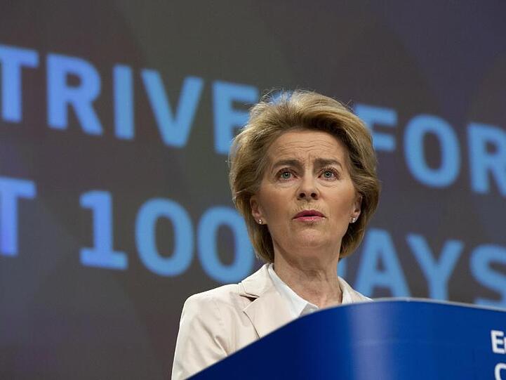 Ursula von der Leyen, Präsidentin der Europäischen Kommission, spricht während einer Medienkonferenz zu ihren ersten 100 Tagen im Amt.