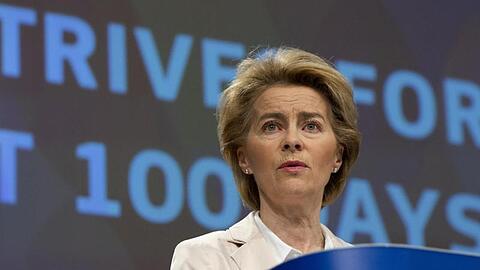 Ursula von der Leyen, Präsidentin der Europäischen Kommission, spricht während einer Medienkonferenz zu ihren ersten 100 Tagen im Amt.