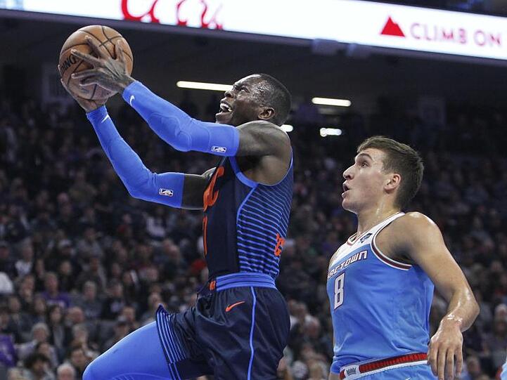 Dennis Schröder (l) zieht zum Korb gegen Sacramento Bogdan Bogdanovic.