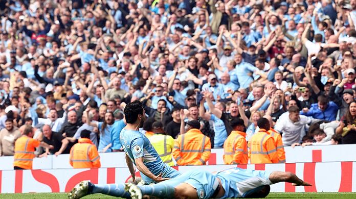 Tor ins Glück: Mit dem 3:2 von Ilkay Gündogan sichert sich City den Titel. Tor ins Glück: Mit dem 3:2 von Ilkay Gündogan sichert sich City den Titel.