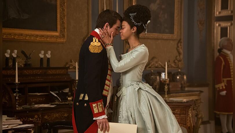 König George und Königin Charlotte nähern sich im "Bridgerton"-Prequel langsam an. König George und Königin Charlotte nähern sich im "Bridgerton"-Prequel langsam an.