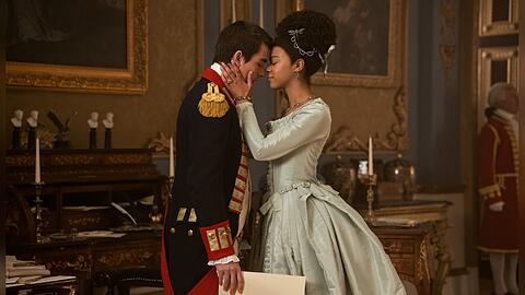 König George und Königin Charlotte nähern sich im "Bridgerton"-Prequel langsam an.