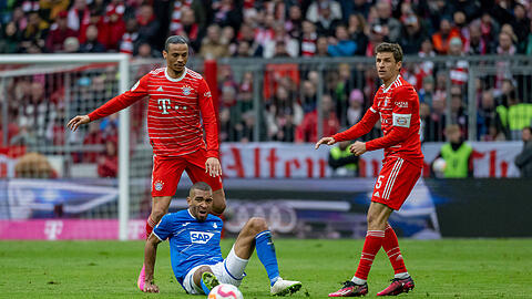 Beim letzten Aufeinandertreffen im April 2023 trotzen die Hoffenheimer mit Kevin Akpoguma (sitzend) den Bayern um Leroy Sané (l.) und Thomas Müller in der Arena ein 1:1-Remis ab.
