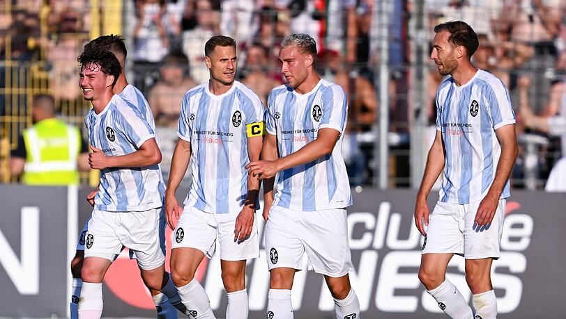 Die Spieler von 1860 München bejubeln das 2:0 gegen Augsburg II - zum Sieg reicht es nicht. Die Spieler von 1860 München bejubeln das 2:0 gegen Augsburg II - zum Sieg reicht es nicht.