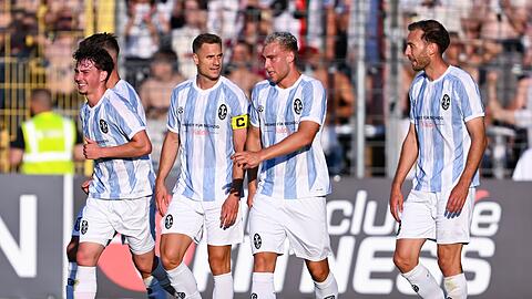 Die Spieler von 1860 München bejubeln das 2:0 gegen Augsburg II - zum Sieg reicht es nicht. Die Spieler von 1860 München bejubeln das 2:0 gegen Augsburg II - zum Sieg reicht es nicht.