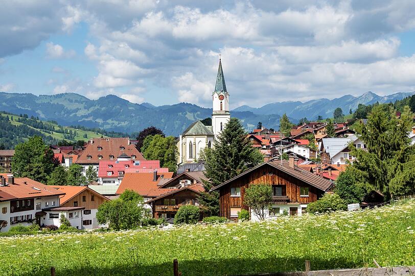 Ebenfalls im Allgäu: der Hausberg von Oberjoch und Bad Hindelang (Bild) ist der 1.876 Meter hohe Iseler. Wunderschöne Wanderwege führen durch das Naturschutzgebiet der Allgäuer Hochalpen entlang kleinen Bergbächen und beeindruckenden Wasserfällen bis hoch zum Gipfel. Dort oben wird man mit einer wunderbaren Aussicht auf das herrliche Panorama der Tannheimer Berge belohnt. Ebenfalls im Allgäu: der Hausberg von Oberjoch und Bad Hindelang (Bild) ist der 1.876 Meter hohe Iseler. Wunderschöne Wanderwege führen durch das Naturschutzgebiet der Allgäuer Hochalpen entlang kleinen Bergbächen und beeindruckenden Wasserfällen bis hoch zum Gipfel. Dort oben wird man mit einer wunderbaren Aussicht auf das herrliche Panorama der Tannheimer Berge belohnt.