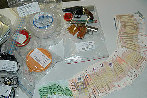 Imposante Ausbeute der Razzia vom Montag. Geld, Waffen und Kokain in kleineren Mengen.