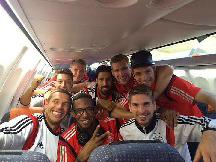 Grinsebacke Lukas Podolski und seine Jungs auf dem Weg ins Camp