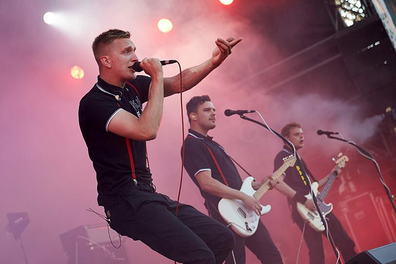 Sänger Felix Brummer tritt beim Festival "Rock am Ring" mit "Kraftklub" auf der Hauptbühne auf.