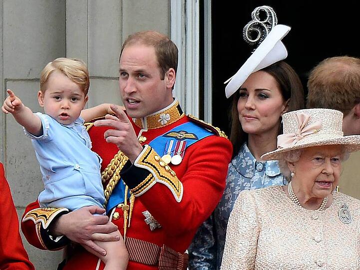 13. Juni: "Trooping the Colours" in London: Am 13. Juni hatten Royal-Fans die Qual der Wahl. Zum einen war "Trooping the Colour"-Tag in London. Im vergangenen Jahr war er noch zu jung, doch am 13. Juni 2015 feierte der kleine Prinz George Premiere: Auf dem Balkon des Buckingham Palastes erlebte der damals bald Zweijährige im Arm seines Vaters Prinz William zum ersten Mal das Finale der Parade anlässlich des 89. Geburtstag von Queen Elizabeth II. Zur großen Freude der royalen Fans staunte er nicht schlecht.
