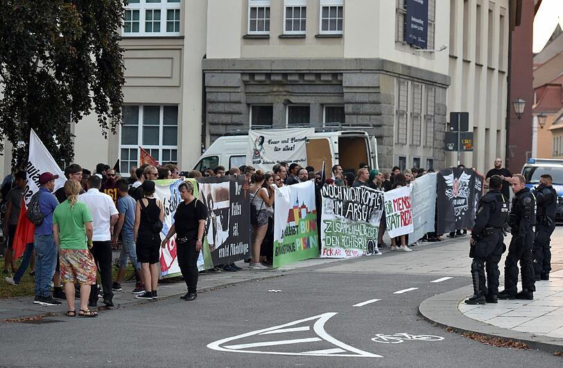 Eskalation pur: In Bautzen kommt es wieder mal zu gewalttätigen Auseinandersetzungen zwischen Rechtsradikalen und Flüchtlingen. Sehen Sie hier die Bilder.