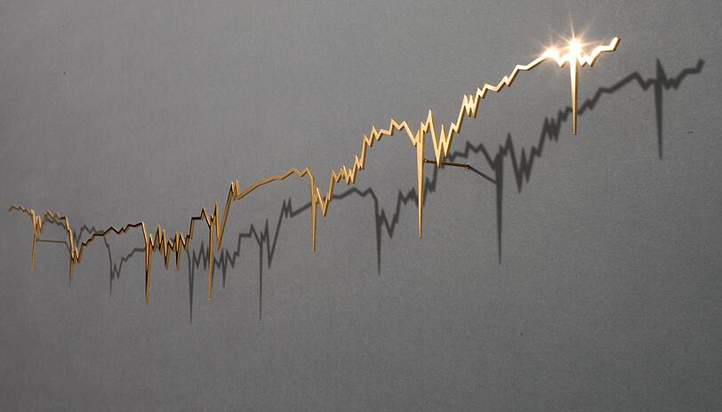 Jochen Höllers Arbeit &bdquo;Pulse, 2016) aus vergoldetem Edelstahl zeigt den schwankenden Aktienkurs.