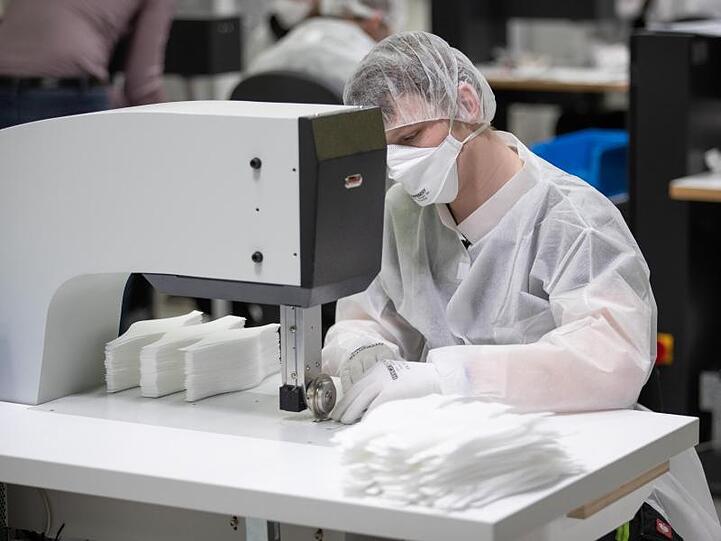 Schutzmasken-Produktion in einem Betrieb in Niedersachsen.