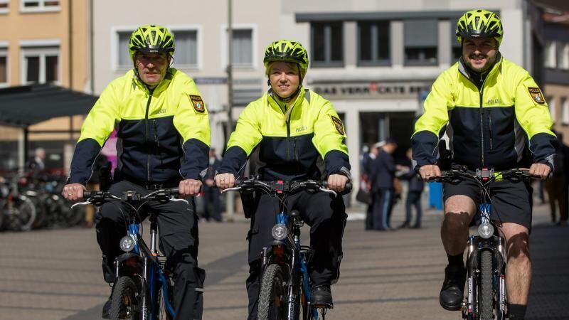 Polizisten testen neue Rad-Uniformen. Foto: Daniel Karmann/Archivbild