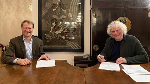 Wer zuletzt lacht: Ulrich Wilhelm und Simon Rattle bei der Vertragsunterzeichnung am 3. Januar 2021 in Berlin.