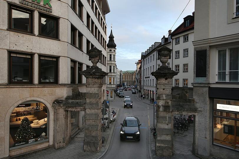 Von oben: das Max-Tor mit der Durchfahrt in die Prannerstraße.