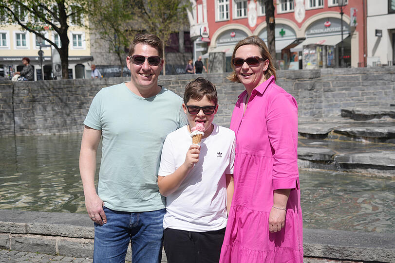 Marcel (42) und Michaela Schultze (44) mit Sohn Constantin (11) holen sich ein Eis, bevor sie an den Heimstettener See fahren.