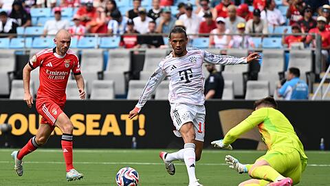 Leroy Sané (M) scheitert an Benficas Torhüter Anatoliy Trubin.