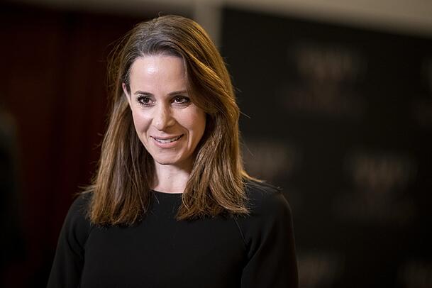 Natalie Amiri ist gebürtige Münchnerin und Tochter einer Deutschen und eines Iraners. Von 2015 bis 2020 leitete sie das ARD-Studio in Teheran, derzeit arbeitet sie für das Studio in Tel Aviv. 2025 veröffentlichte sie das Buch „Der Nahost-Komplex“. Natalie Amiri ist gebürtige Münchnerin und Tochter einer Deutschen und eines Iraners. Von 2015 bis 2020 leitete sie das ARD-Studio in Teheran, derzeit arbeitet sie für das Studio in Tel Aviv. 2025 veröffentlichte sie das Buch „Der Nahost-Komplex“.