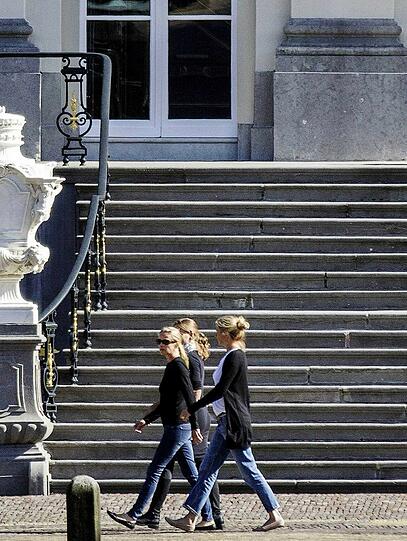 Prinzessin Mabel (links) am Montag mit zwei Frauen am königlichen Palast Huis ten Bosch in Den Hag: Erst Anfang Juli war Friso von London nach Huis ten Bosch verlegt worden.
