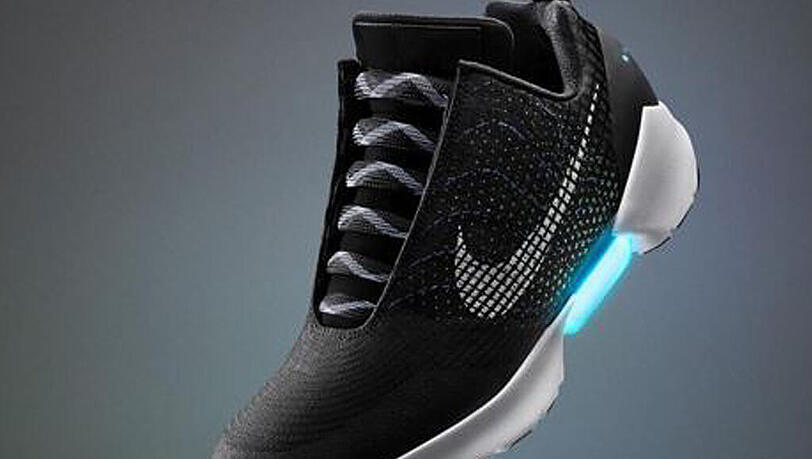 Sneaker-Revolution: Nike bringt selbstschnürende Schuhe auf den Markt Sneaker-Revolution: Nike bringt selbstschnürende Schuhe auf den Markt