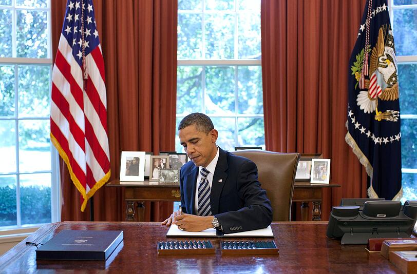 Für acht Jahre sein Arbeitsplatz: US-Präsident Barack Obama im Oval Office das Weißen Hauses.