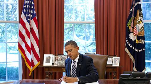 Für acht Jahre sein Arbeitsplatz: US-Präsident Barack Obama im Oval Office das Weißen Hauses.
