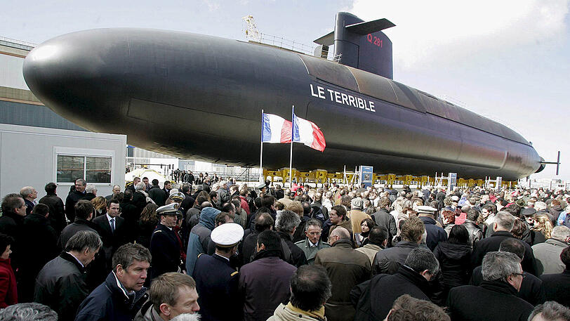 Das atomgetriebene U-Boot Le Terrible, das erste der französischen Marine, das mit den neuen ballistischen M-51-Raketen ausgestattet werden kann, läuft in Cherbourg (Frankreich) vom Stapel.