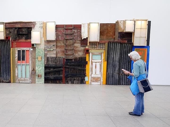 "Indoor Outdoor Seating Arrangement" von Bruce Naumann im Museum Hamburger Bahnhof.