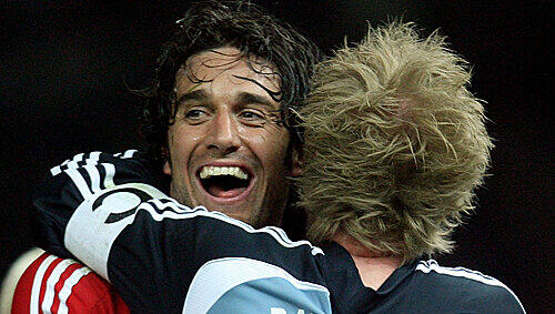 Der Angreifer und der Antreiber: Luca Toni will in Russland wieder treffen – auch für Kapitän Oliver Kahn. Der Angreifer und der Antreiber: Luca Toni will in Russland wieder treffen – auch für Kapitän Oliver Kahn.
