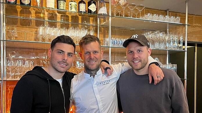 Kevin Volland (l.), Maxi Wuttge (r.) und der Betriebsleiter Marc Först.