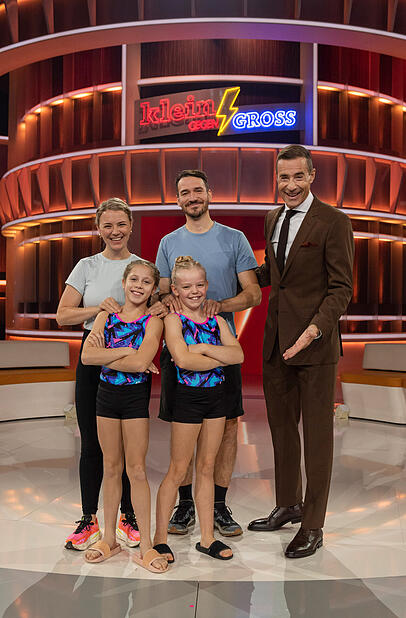 Die Schülerinnen Sarah und Lotte duellierten sich in Kai Pflaumes Show mit
Miriam und Felix Neureuther. Die Schülerinnen Sarah und Lotte duellierten sich in Kai Pflaumes Show mit
Miriam und Felix Neureuther.