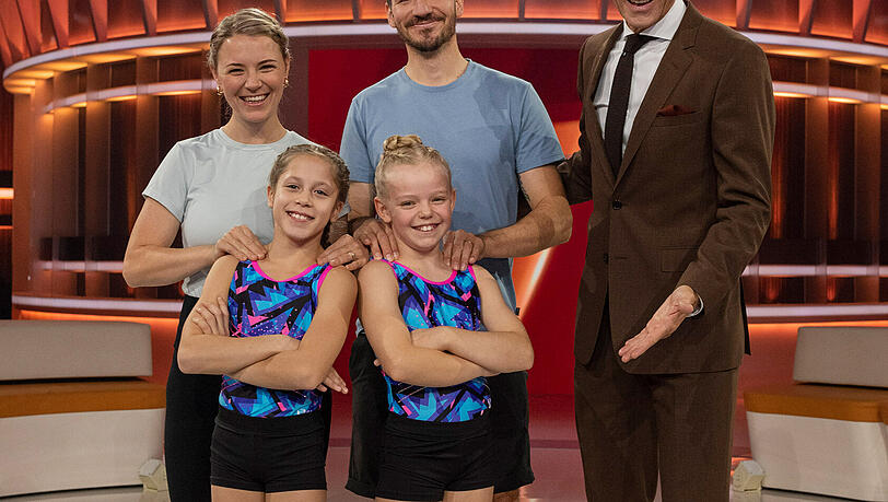 Die Schülerinnen Sarah und Lotte duellierten sich in Kai Pflaumes Show mit
Miriam und Felix Neureuther. Die Schülerinnen Sarah und Lotte duellierten sich in Kai Pflaumes Show mit
Miriam und Felix Neureuther.
