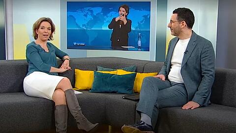 ARD-Tagesschau-Moderatorin Susanne Daubner (Mitte) schminkt sich noch, als Anna Planken und Till Nassif vom Morgenmagazin live zu ihr schalten.