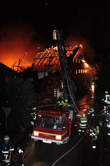 Feuerwehreinsatz in der Nacht zum Dienstag in Heldenstein: Ein Blitzschlag hat das Anwesen in Brand gesetzt. Es entstand ein Schaden in Höhe von einer halben Million Euro. Die Bilder vom Einsatz...