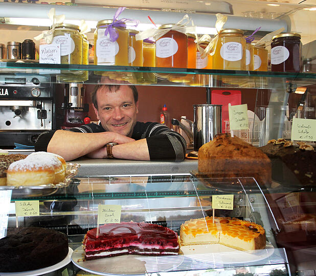 Ein süßer Tipp in der Emil-Geis-Straße: &bdquo;Walsers Café&ldquo; mit selbstgebackenem Kuchen und Marmeladen aus eigener Herstellung.
