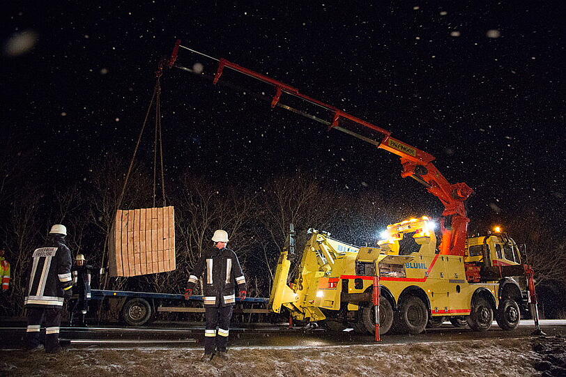 Ein mit Schnittholz beladener Lkw aus Slowenien ist am Montagabend gegen 18.30 Uhr von der Fahrbahn abgekommen und in ein Feld gekippt. Der Fahrer wurde leicht verletzt. Die Bilder