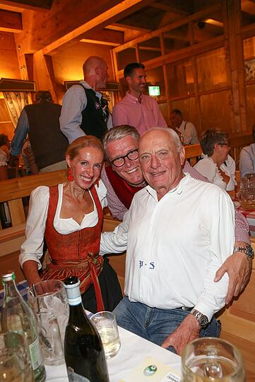 Ulrich Kowalewski und Peter Schottenhamel mit seiner Ehefrau Franziska bei der "Hugo's Mäd'l Wiesn".