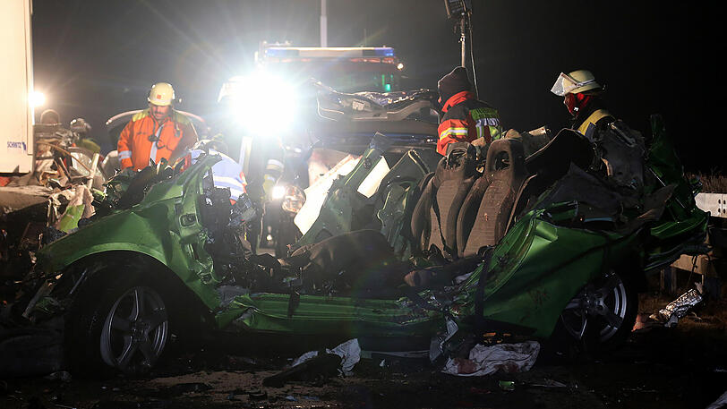 Im Nebel sind auf der A7 im Allgäu mehrere Autos ineinander gerast. Sechs Menschen starben. Die Bilder von der Unfallstelle.